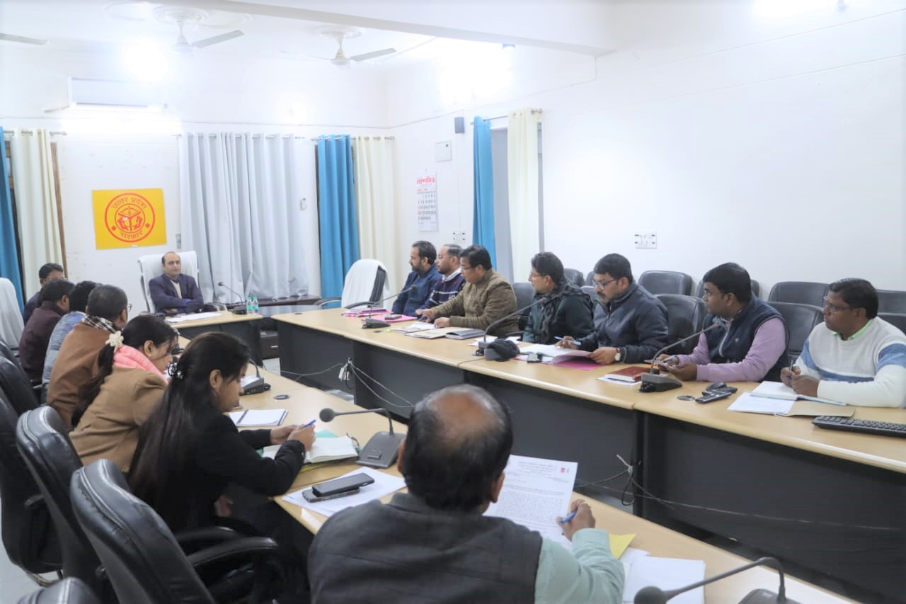 डीएम ने महत्वपूर्ण परियोजनाओं की प्रगति की समीक्षा, लंबित कार्यों में तेजी के दिए निर्देश
